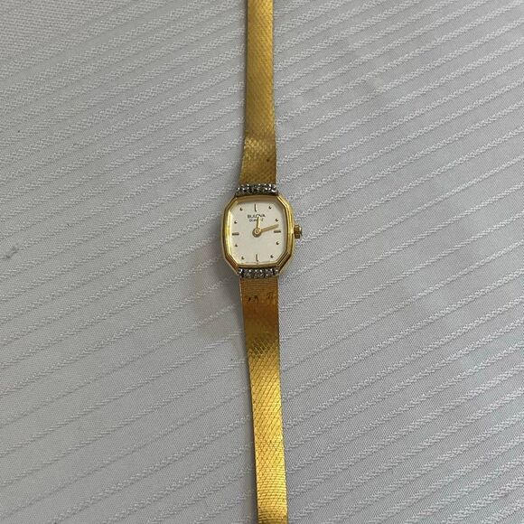 Vintage 70s 80s Bulova Quartz Watch Needs Battery - Picture 1 of 5